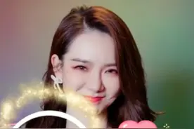 戚薇挑战锁骨放口红，遭指责贩卖身材焦虑，杨幂徐璐曾因此受抨击图片