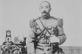 张作霖单独吃饭时酷爱农村菜，但和夫人们并桌时，熊掌只吃右前掌图片