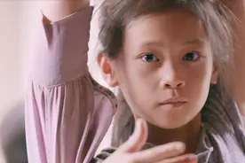 妈妈摊前卖猪肉，女儿摊后跳芭蕾惹群嘲：穷人家女孩还想当凤凰？图片