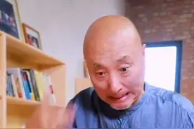 66岁陈佩斯晒近况，胡子斑白老态尽显，与30岁儿子同框共用一张脸图片