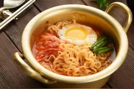 和泡面相比，这5种美食才是“垃圾食物”，营养低，吃多了没好处图片