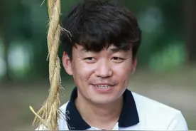 王宝强现身酒局应酬，被众人轮番敬酒有排面，桌上美女作陪抢镜图片