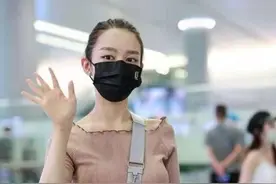 吉娜产后走机场，瘦得厉害紧身衣都填不满，淡妆露面气质清新太多图片