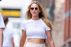 潮街拍：詹妮弗简单白T凹身材，卡戴珊迷彩连体裤气场足图片