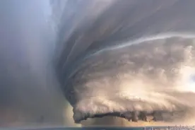 今天我们来盘点下历史上排名前10的最强大的飓风、旋风和台风图片