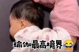 宝宝睡觉时最可爱，那是你没看到被子下面这一幕！网友：过于真实图片