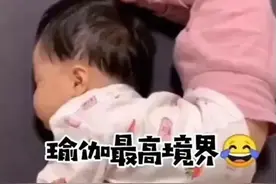 宝宝睡觉时最可爱，那是你没看到被子下面这一幕！网友：过于真实图片