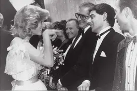 1984年，戴安娜第一次见到憨豆先生，调皮的她做了一个搞笑的动作图片