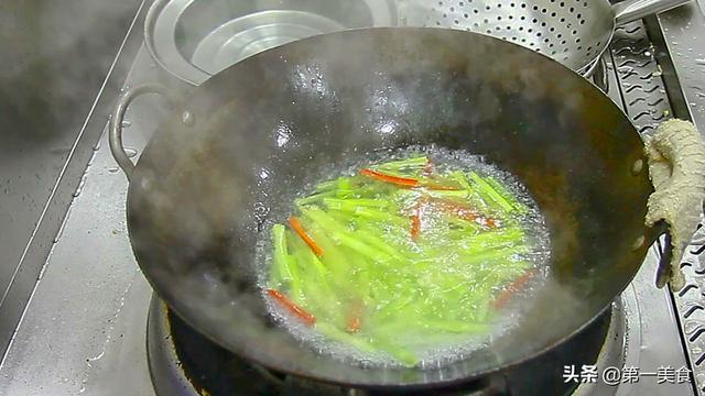 厨师长分享“清炒莴笋”的做法，学会这个窍门，莴笋翠绿清脆
