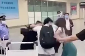 曝时代少年团工作人员暴打路人！照头打吓懵艺人，因其不认识此团图片