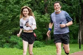 三次手术后变美女，14岁李嫣颜值逆袭，一头金发时髦叛逆图片