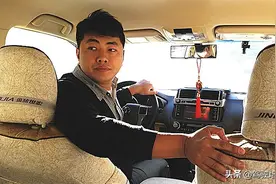 泊位停车操作的驾驶姿势图片