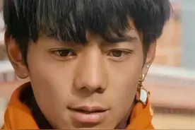 “宝藏男孩”丁真不同寻常的爆火之路，他背后这个男人身份不简单图片