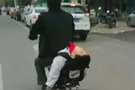 全是表情包：我倒，你也在线上冲浪啊图片