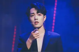 肖战神隐2月后露面，全程看手机无心吃饭，满脸胡茬颜值下跌图片