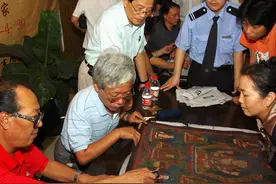 男子带祖传官帽参加鉴宝，专家用手电一照，忙问：祖上是何身份？图片
