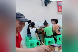 5个孩子聚会吃火锅走红，架势不输任何大人，老板：谁做主买单？图片