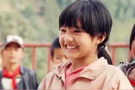 变形记最美最幸运的农村孩子现状，善良的城市母亲扶养，很幸福图片