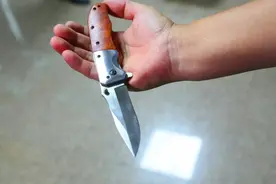 一男子带刀进入法院，问其原因，回应竟是这样图片