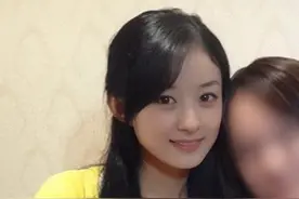 赵丽颖9年前旧照曝光，衣着朴实，跟粉丝合影像“闺蜜”图片