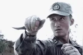 为什么特种兵喜欢正握匕首，歹徒喜欢反握？很多人连方向都搞错了图片