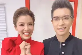 央视主持合体拜年，朱迅穿中国红喜气洋洋，朱广权抢词好调皮图片