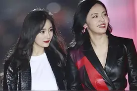 杨幂黑色西装走路太飒，姚晨黑色大衣显知性，姐妹花手牵手迎校庆图片
