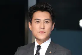 靳东的低调情史，恋大9岁江珊爱而不得，娶美貌娇妻收获幸福人生图片