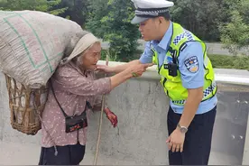 ​ 元阳高速交警：肩负使命 守护平安图片