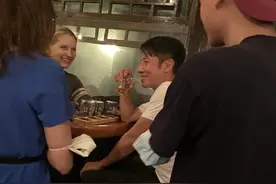 酒馆偶遇撒贝宁夫妇，举杯对酌有情调，李白望向老公眼神满含爱意图片