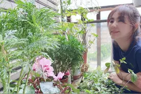 Ella嗅花香灿笑 绑高马尾穿休闲装简单舒适图片