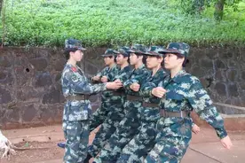 巾帼不让须眉丨入伍两个月的女兵来了！图片