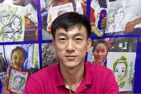 李村夜市上的肖像漫画师 他画的人物肖像搞笑又可爱图片