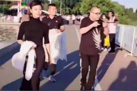 于文华现身商演，场地简陋蚊虫乱飞，捧红大衣哥如今自己却过气？图片