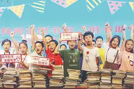 市图书馆举行爱心捐书活动，他们捐出各种图书1000多本图片