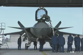 歼20飞行员如何下机？歼20无内置登机梯，手扶衍射屏用地勤梯子图片