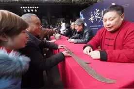 农民发现一本家传古书，要价三百万，专家鉴定后：十块钱卖给我吧图片