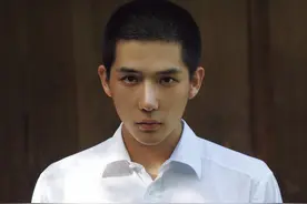 学霸校草王安宇：高考裸分614考入传媒大学，就连杨幂都称他帅图片