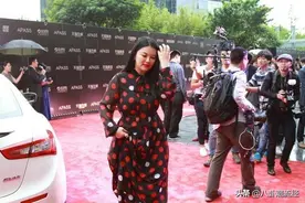 44岁李湘穿波点裙走红毯，身材发福膨胀，万年不变的黑长直看腻了图片