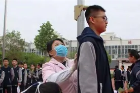 爹妈并不高，儿子13岁身高一米八，只因智慧妈妈懂得科学喂养图片