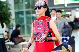 杨丽萍一身民族打扮走机场，年过六十还扎马尾，手拎竹筐也很洋气图片