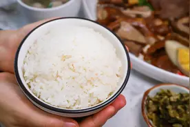 蒸米饭，记住3个窍门，米饭口感好，越嚼越香，比只加水好吃几倍图片