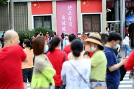 上海8.4万中考考生考前45分钟错峰入场，家长穿红色衣服送考图片