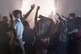 英国多名女性夜店被针扎，昏迷至第二天，她们腿上几乎都有瘀伤；人们上街抗议夜店，希望能加强安全措施图片