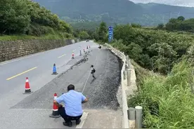 雨天里，他们留下的是最美的背影图片