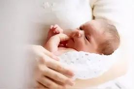 隆过胸的妈妈，母乳里真的有毒吗？图片