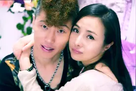 一首情歌对唱《亲爱的》唱得好深情，好甜蜜，送给所有相爱的人！