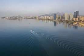 海滨青岛的春天您见过吗？天蓝海碧海碧天蓝，这是人们心里的画卷图片