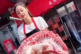 26岁三孩妈妈卖猪肉走红惹争议，当事人回应：没有刻意去打扮，卖猪肉是为了生计图片