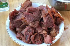 卤牛肉时，记住“1腌2泡”的窍门，牛肉不柴不腥，好吃缩水少图片
